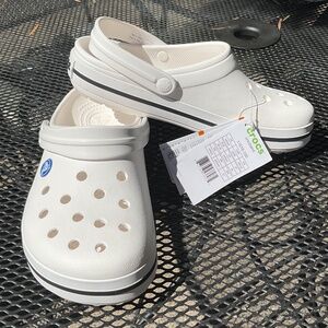 NWT UNISEX WHITE CROCS MENS 6 - WOMENS 8 ****30